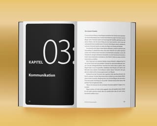 Kapiteltrenner eines gesetzten Buchs: Kapitelnummer auf dunkler Seite, daneben der Fließtext