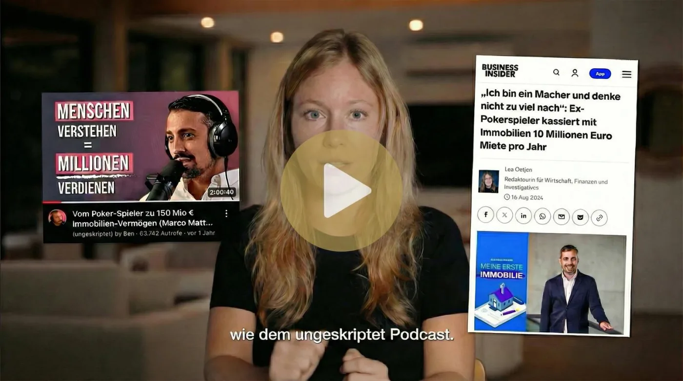 Standbild des Videotrainings: Kim Itterbeck vor eingeblendeten Podcast- und Presseausschnitten