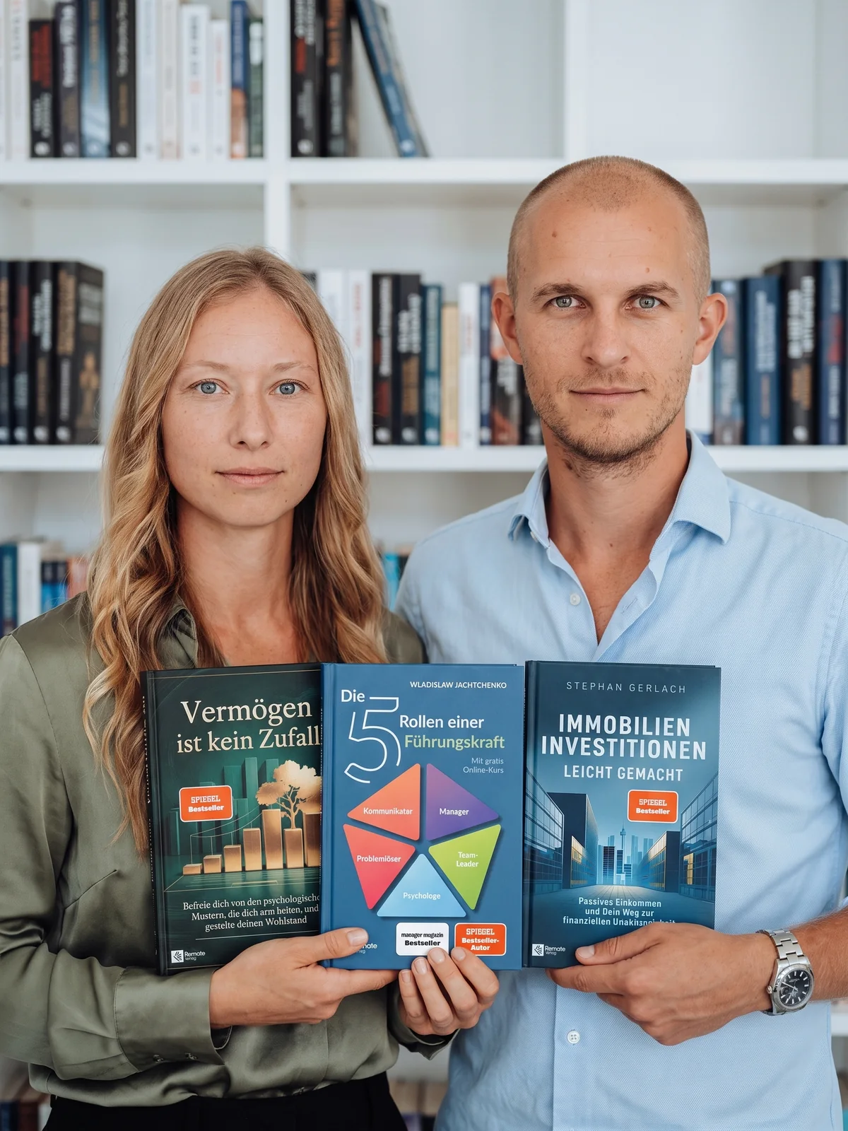 Kim Itterbeck und Max Mika halten drei Bestseller aus dem Remote Verlag in die Kamera